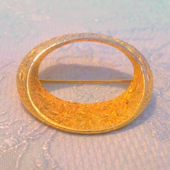 Gold Tone Flower Embossed Circle Brooch - Picture 3 of 4